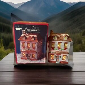 CHRISTMAS VILLAGE Americana INN 1990 Porcelain CollecLighted House w/box(fy18-2)
